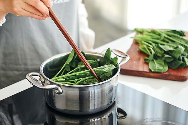 포토 JPG 손 여자 음식 40대 중년 식재료 재료 주방용품 도마 실내 요리 한명 옆모습 신체부위 주방 앞치마 한국인 냄비 재료손질 시금치 중년여자한명만 데치기 국내포토 1 뷰포인트 생활용품 채소 사람 동양인 성인 내부 솥 손질 여자한명만 중년여자만 파일형식