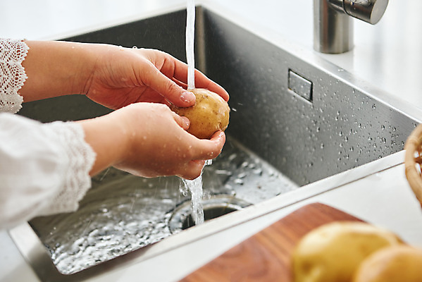 포토 JPG 손 여자 음식 40대 중년 식재료 재료 주방용품 감자 도마 실내 요리 한명 신체부위 주방 한국인 씻기 싱크대 중년여자한명만 국내포토 1 생활용품 채소 사람 동양인 성인 내부 청결 개수대 여자한명만 중년여자만 파일형식