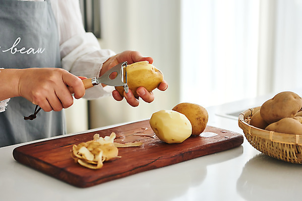 포토 JPG 손 여자 음식 40대 중년 식재료 재료 주방용품 감자 도마 실내 요리 한명 옆모습 신체부위 주방 앞치마 한국인 재료손질 감자칼 중년여자한명만 국내포토 1 뷰포인트 생활용품 채소 사람 동양인 성인 내부 칼 손질 여자한명만 중년여자만 파일형식