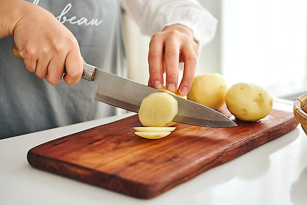 포토 JPG 손 여자 음식 40대 중년 식재료 재료 주방용품 감자 도마 실내 요리 한명 옆모습 신체부위 주방 앞치마 한국인 칼 재료손질 식칼 중년여자한명만 국내포토 1 뷰포인트 생활용품 채소 사람 동양인 성인 내부 손질 여자한명만 중년여자만 파일형식