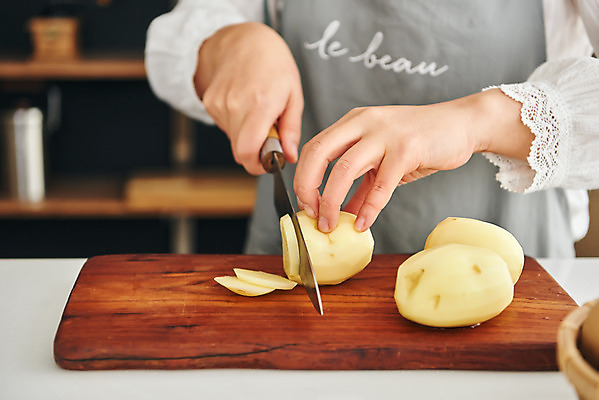 포토 JPG 손 여자 음식 40대 중년 식재료 재료 주방용품 감자 도마 실내 요리 한명 상반신 앞모습 신체부위 주방 앞치마 한국인 칼 재료손질 식칼 중년여자한명만 국내포토 1 뷰포인트 생활용품 채소 사람 동양인 성인 내부 손질 여자한명만 중년여자만 파일형식