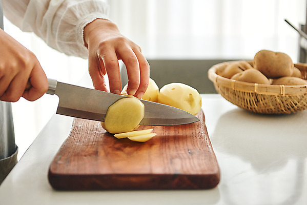 포토 JPG 손 여자 음식 40대 중년 식재료 재료 주방용품 감자 도마 실내 요리 한명 옆모습 신체부위 주방 앞치마 한국인 칼 재료손질 식칼 중년여자한명만 국내포토 1 뷰포인트 생활용품 채소 사람 동양인 성인 내부 손질 여자한명만 중년여자만 파일형식