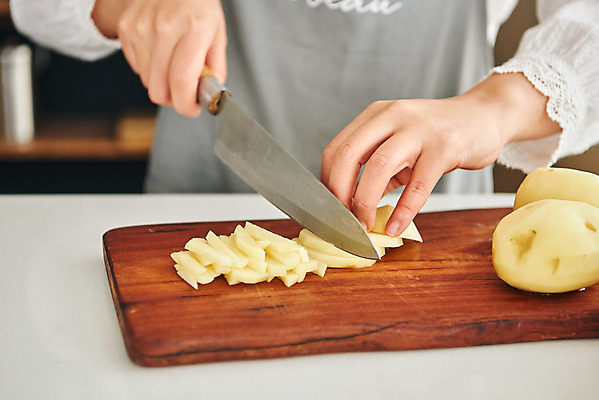 포토 JPG 손 여자 음식 40대 중년 식재료 재료 주방용품 감자 도마 실내 요리 한명 상반신 앞모습 신체부위 주방 앞치마 한국인 칼 재료손질 식칼 중년여자한명만 국내포토 1 뷰포인트 생활용품 채소 사람 동양인 성인 내부 손질 여자한명만 중년여자만 파일형식