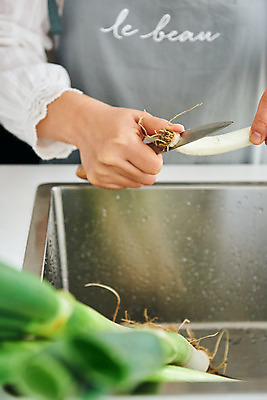 포토 JPG 손 여자 음식 40대 중년 식재료 재료 주방용품 실내 요리 한명 상반신 앞모습 신체부위 주방 앞치마 한국인 칼 재료손질 싱크대 식칼 대파 중년여자한명만 국내포토 1 뷰포인트 생활용품 사람 동양인 성인 내부 개수대 파 손질 여자한명만 중년여자만 파일형식