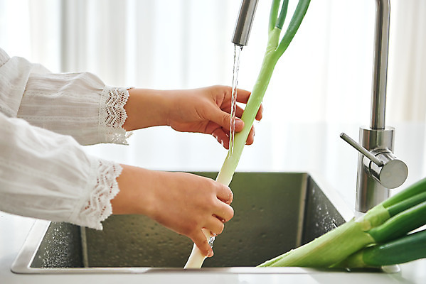 포토 JPG 손 여자 음식 40대 중년 식재료 재료 주방용품 실내 요리 한명 옆모습 신체부위 주방 한국인 재료손질 싱크대 닦기 대파 중년여자한명만 국내포토 1 뷰포인트 생활용품 모션 사람 동양인 성인 내부 개수대 파 손질 여자한명만 중년여자만 파일형식