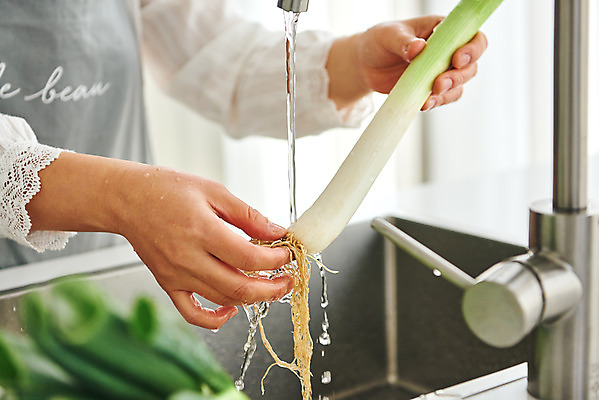 포토 JPG 손 여자 음식 40대 중년 식재료 재료 주방용품 실내 요리 한명 옆모습 신체부위 주방 한국인 재료손질 싱크대 닦기 대파 중년여자한명만 국내포토 1 뷰포인트 생활용품 모션 사람 동양인 성인 내부 개수대 파 손질 여자한명만 중년여자만 파일형식