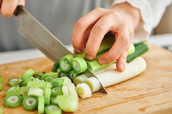 포토 JPG 손 여자 음식 40대 중년 식재료 재료 주방용품 도마 실내 요리 한명 근접촬영 옆모습 신체부위 주방 앞치마 한국인 칼 재료손질 식칼 대파 중년여자한명만 국내포토 1 뷰포인트 생활용품 사람 동양인 성인 내부 파 손질 여자한명만 중년여자만 파일형식