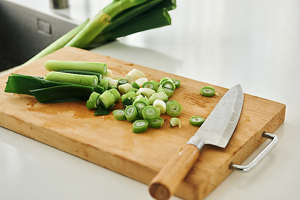 포토 JPG 음식 식재료 재료 주방용품 도마 실내 요리 사람없음 주방 칼 재료손질 식칼 손질 대파 국내포토 생활용품 내부 파 파일형식