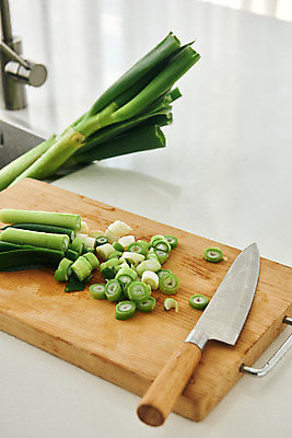 포토 JPG 음식 식재료 재료 주방용품 도마 실내 요리 사람없음 주방 칼 재료손질 식칼 대파 국내포토 생활용품 내부 파 손질 파일형식