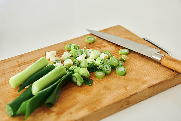 포토 JPG 음식 식재료 재료 주방용품 도마 실내 요리 사람없음 주방 칼 재료손질 식칼 대파 국내포토 생활용품 내부 파 손질 파일형식