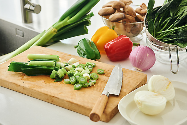 포토 JPG 음식 식재료 재료 주방용품 양파 피망 파프리카 도마 실내 요리 사람없음 주방 버섯 칼 재료손질 식칼 시금치 대파 적양파 국내포토 생활용품 채소 내부 파 손질 파일형식