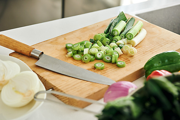 포토 JPG 음식 식재료 재료 주방용품 양파 피망 도마 실내 요리 사람없음 주방 버섯 칼 재료손질 식칼 시금치 대파 국내포토 생활용품 채소 내부 파 손질 파일형식