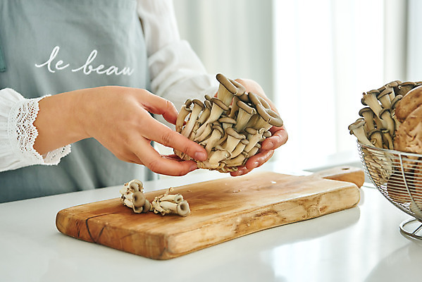 포토 JPG 손 여자 음식 40대 중년 식재료 재료 주방용품 도마 실내 요리 한명 옆모습 신체부위 주방 앞치마 버섯 한국인 재료손질 느타리버섯 중년여자한명만 국내포토 1 뷰포인트 생활용품 사람 동양인 성인 내부 손질 여자한명만 중년여자만 파일형식