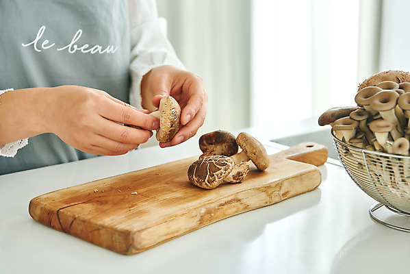 포토 JPG 손 여자 음식 40대 중년 식재료 재료 주방용품 도마 실내 요리 한명 옆모습 신체부위 주방 앞치마 버섯 한국인 재료손질 표고버섯 중년여자한명만 국내포토 1 뷰포인트 생활용품 사람 동양인 성인 내부 손질 여자한명만 중년여자만 파일형식