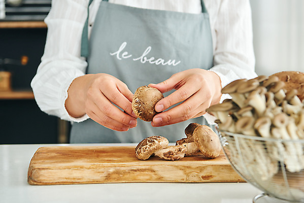 포토 JPG 손 여자 음식 40대 중년 식재료 재료 주방용품 도마 실내 요리 한명 상반신 앞모습 신체부위 주방 앞치마 버섯 한국인 재료손질 표고버섯 느타리버섯 중년여자한명만 국내포토 1 뷰포인트 생활용품 사람 동양인 성인 내부 손질 여자한명만 중년여자만 파일형식