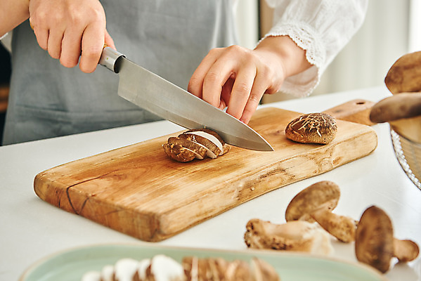 포토 JPG 손 여자 음식 40대 중년 식재료 재료 주방용품 도마 실내 요리 한명 옆모습 신체부위 주방 앞치마 버섯 한국인 칼 재료손질 표고버섯 식칼 중년여자한명만 국내포토 1 뷰포인트 생활용품 사람 동양인 성인 내부 손질 여자한명만 중년여자만 파일형식