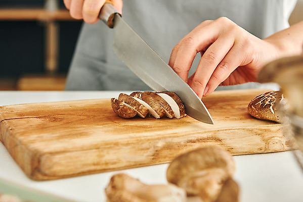 포토 JPG 손 여자 음식 40대 중년 식재료 재료 주방용품 도마 실내 요리 한명 옆모습 신체부위 주방 앞치마 버섯 한국인 칼 재료손질 표고버섯 식칼 중년여자한명만 국내포토 1 뷰포인트 생활용품 사람 동양인 성인 내부 손질 여자한명만 중년여자만 파일형식