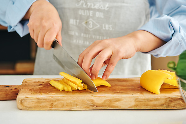 포토 JPG 손 여자 음식 40대 중년 식재료 재료 주방용품 피망 도마 실내 요리 한명 상반신 앞모습 신체부위 주방 앞치마 한국인 칼 재료손질 식칼 중년여자한명만 국내포토 1 뷰포인트 생활용품 채소 사람 동양인 성인 내부 손질 여자한명만 중년여자만 파일형식