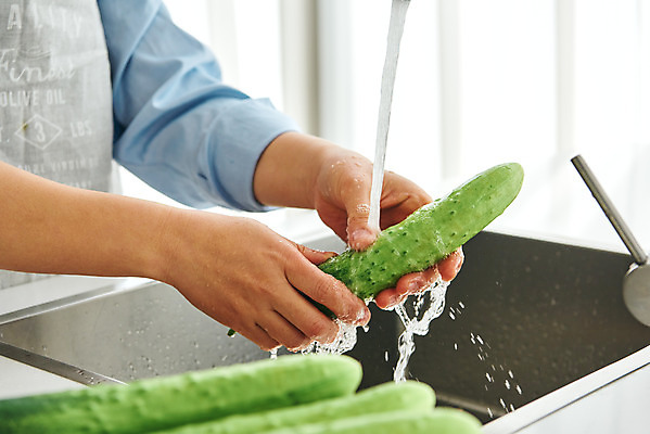 포토 JPG 손 여자 음식 40대 중년 식재료 재료 주방용품 오이 실내 요리 한명 옆모습 신체부위 주방 앞치마 한국인 재료손질 싱크대 닦기 중년여자한명만 국내포토 1 뷰포인트 생활용품 채소 모션 사람 동양인 성인 내부 개수대 손질 여자한명만 중년여자만 파일형식