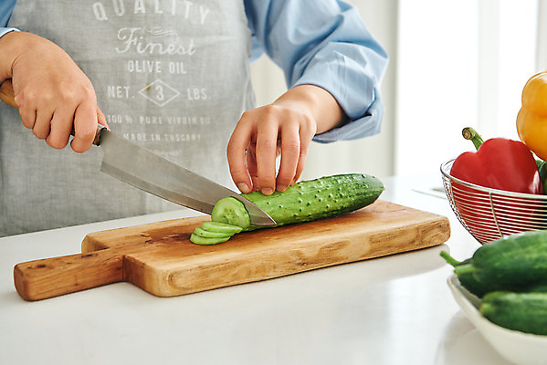 포토 JPG 손 여자 음식 40대 중년 식재료 재료 주방용품 오이 도마 실내 요리 한명 옆모습 신체부위 주방 한국인 칼 재료손질 식칼 중년여자한명만 국내포토 1 뷰포인트 생활용품 채소 사람 동양인 성인 내부 손질 여자한명만 중년여자만 파일형식 인종 오브젝트 여자만 중년만 성인만