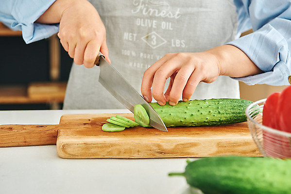 포토 JPG 손 여자 음식 40대 중년 식재료 재료 주방용품 오이 도마 실내 요리 한명 상반신 앞모습 신체부위 주방 한국인 칼 재료손질 식칼 중년여자한명만 국내포토 1 뷰포인트 생활용품 채소 사람 동양인 성인 내부 손질 여자한명만 중년여자만 파일형식