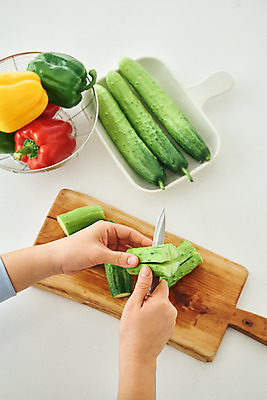 포토 JPG 손 여자 음식 40대 중년 식재료 재료 주방용품 오이 도마 실내 요리 한명 신체부위 하이앵글 주방 한국인 칼 식칼 오이소박이 중년여자한명만 국내포토 1 뷰포인트 생활용품 채소 김치 사람 동양인 성인 내부 여자한명만 중년여자만 파일형식