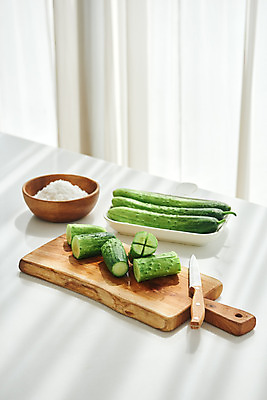 포토 JPG 음식 식재료 재료 주방용품 오이 도마 실내 요리 사람없음 주방 칼 재료손질 소금 식칼 오이소박이 국내포토 생활용품 채소 김치 내부 손질 파일형식