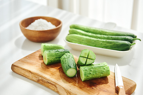 포토 JPG 음식 식재료 재료 주방용품 김치 오이 도마 실내 요리 사람없음 주방 칼 재료손질 소금 식칼 오이소박이 국내포토 한식 생활용품 채소 내부 손질 파일형식