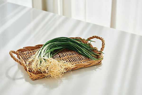 포토 JPG 음식 식재료 재료 주방용품 쟁반 실내 요리 사람없음 주방 달래 봄나물 제철 제철음식 국내포토 생활용품 채소 내부 나물 파일형식