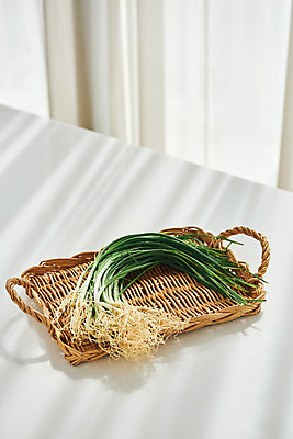 포토 JPG 음식 식재료 재료 주방용품 쟁반 실내 요리 사람없음 주방 달래 봄나물 제철 제철음식 국내포토 생활용품 채소 내부 나물 파일형식