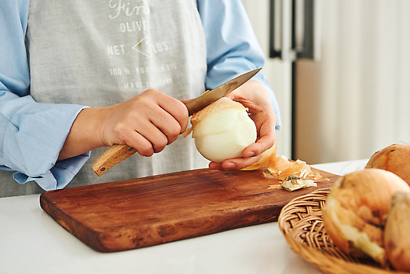 포토 JPG 손 여자 음식 40대 중년 식재료 재료 주방용품 양파 도마 실내 요리 한명 옆모습 신체부위 주방 앞치마 한국인 껍질 칼 재료손질 식칼 중년여자한명만 국내포토 1 뷰포인트 생활용품 채소 사람 동양인 성인 내부 손질 여자한명만 중년여자만 파일형식