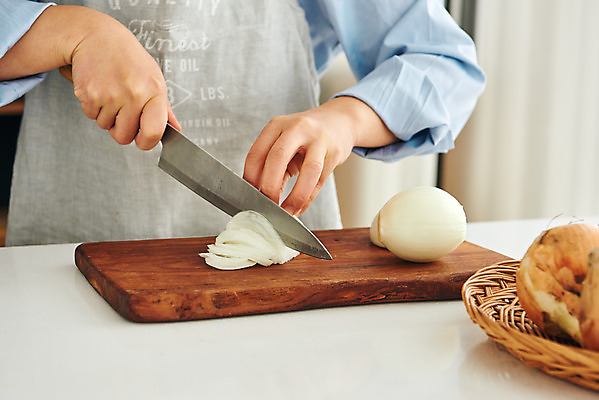 포토 JPG 손 여자 음식 40대 중년 식재료 재료 주방용품 양파 도마 실내 요리 한명 옆모습 신체부위 주방 앞치마 한국인 칼 재료손질 식칼 중년여자한명만 국내포토 1 뷰포인트 생활용품 채소 사람 동양인 성인 내부 손질 여자한명만 중년여자만 파일형식