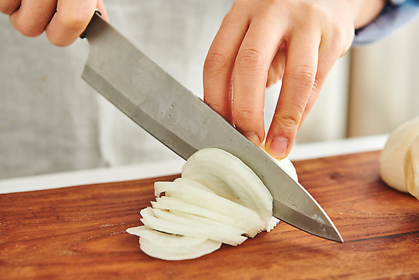 포토 JPG 손 여자 음식 40대 중년 식재료 재료 주방용품 양파 도마 실내 요리 한명 근접촬영 옆모습 신체부위 주방 앞치마 한국인 칼 재료손질 식칼 중년여자한명만 국내포토 1 뷰포인트 생활용품 채소 사람 동양인 성인 내부 손질 여자한명만 중년여자만 파일형식