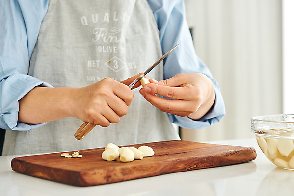 포토 JPG 손 여자 음식 40대 중년 식재료 재료 주방용품 도마 실내 마늘 요리 한명 옆모습 신체부위 주방 앞치마 한국인 칼 재료손질 식칼 중년여자한명만 국내포토 1 뷰포인트 생활용품 채소 사람 동양인 성인 내부 손질 여자한명만 중년여자만 파일형식