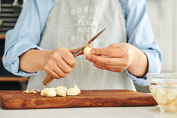 포토 JPG 손 여자 음식 40대 중년 식재료 재료 주방용품 도마 실내 마늘 요리 한명 상반신 앞모습 신체부위 주방 앞치마 한국인 칼 재료손질 식칼 중년여자한명만 국내포토 1 뷰포인트 생활용품 채소 사람 동양인 성인 내부 손질 여자한명만 중년여자만 파일형식