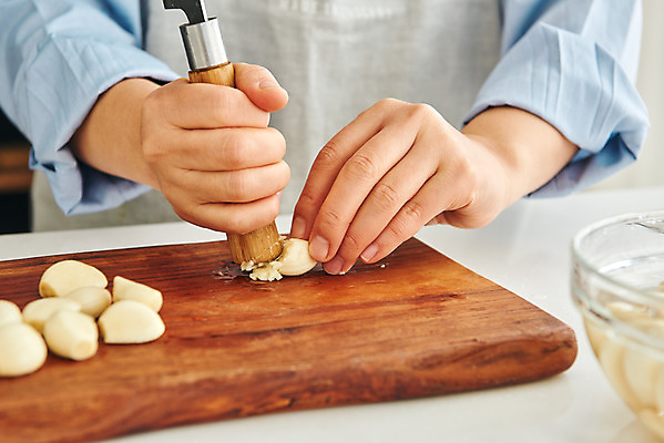 포토 JPG 손 여자 음식 40대 중년 식재료 재료 주방용품 도마 실내 마늘 요리 한명 옆모습 신체부위 주방 앞치마 한국인 칼 재료손질 식칼 마늘다지기 중년여자한명만 국내포토 1 뷰포인트 생활용품 채소 사람 동양인 성인 내부 손질 여자한명만 중년여자만 파일형식