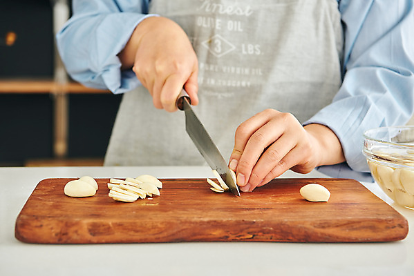 포토 JPG 손 여자 음식 40대 중년 식재료 재료 주방용품 도마 실내 마늘 요리 한명 상반신 앞모습 신체부위 주방 앞치마 한국인 칼 재료손질 식칼 중년여자한명만 국내포토 1 뷰포인트 생활용품 채소 사람 동양인 성인 내부 손질 여자한명만 중년여자만 파일형식