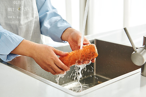 포토 JPG 손 여자 음식 40대 중년 식재료 재료 주방용품 실내 요리 한명 옆모습 신체부위 주방 앞치마 당근 한국인 재료손질 싱크대 닦기 중년여자한명만 국내포토 1 뷰포인트 생활용품 모션 뿌리채소 사람 동양인 성인 내부 개수대 손질 여자한명만 중년여자만 파일형식