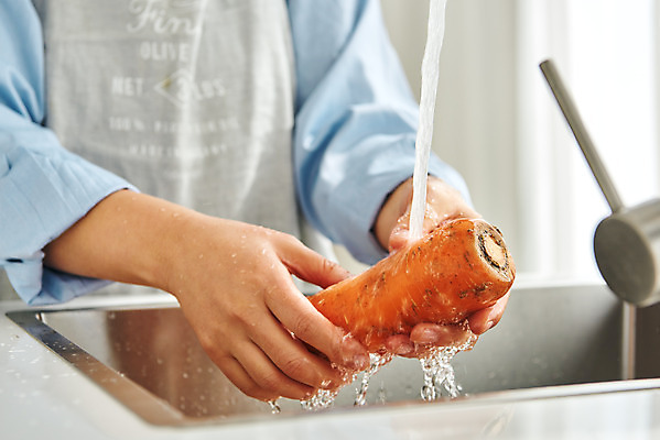 포토 JPG 손 여자 음식 40대 중년 식재료 재료 주방용품 실내 요리 한명 옆모습 신체부위 주방 앞치마 당근 한국인 재료손질 싱크대 닦기 중년여자한명만 국내포토 1 뷰포인트 생활용품 모션 뿌리채소 사람 동양인 성인 내부 개수대 손질 여자한명만 중년여자만 파일형식