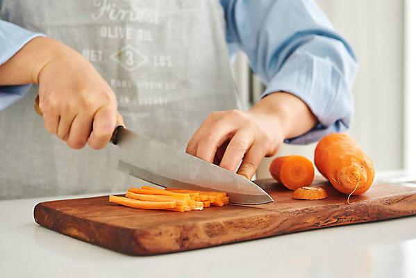 포토 JPG 손 여자 음식 40대 중년 식재료 재료 주방용품 도마 실내 요리 한명 옆모습 신체부위 주방 앞치마 당근 한국인 칼 재료손질 식칼 중년여자한명만 국내포토 1 뷰포인트 생활용품 뿌리채소 사람 동양인 성인 내부 손질 여자한명만 중년여자만 파일형식