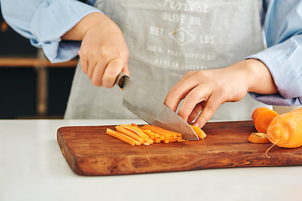 포토 JPG 손 여자 음식 40대 중년 식재료 재료 주방용품 도마 실내 요리 한명 상반신 앞모습 신체부위 주방 앞치마 당근 한국인 칼 재료손질 식칼 중년여자한명만 국내포토 1 뷰포인트 생활용품 뿌리채소 사람 동양인 성인 내부 손질 여자한명만 중년여자만 파일형식