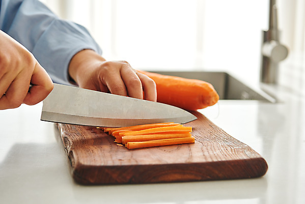 포토 JPG 손 여자 음식 40대 중년 식재료 재료 주방용품 도마 실내 요리 한명 옆모습 신체부위 주방 앞치마 당근 한국인 칼 재료손질 식칼 중년여자한명만 국내포토 1 뷰포인트 생활용품 뿌리채소 사람 동양인 성인 내부 손질 여자한명만 중년여자만 파일형식