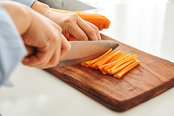 포토 JPG 손 여자 음식 40대 중년 식재료 재료 주방용품 도마 실내 요리 한명 신체부위 주방 앞치마 당근 한국인 칼 식칼 중년여자한명만 국내포토 1 생활용품 뿌리채소 사람 동양인 성인 내부 여자한명만 중년여자만 파일형식