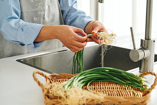 포토 JPG 손 여자 음식 40대 중년 식재료 재료 주방용품 실내 요리 한명 옆모습 신체부위 주방 앞치마 한국인 재료손질 싱크대 달래 봄나물 제철 중년여자한명만 제철음식 국내포토 1 뷰포인트 생활용품 채소 사람 동양인 성인 내부 개수대 나물 손질 여자한명만 중년여자만 파일형식