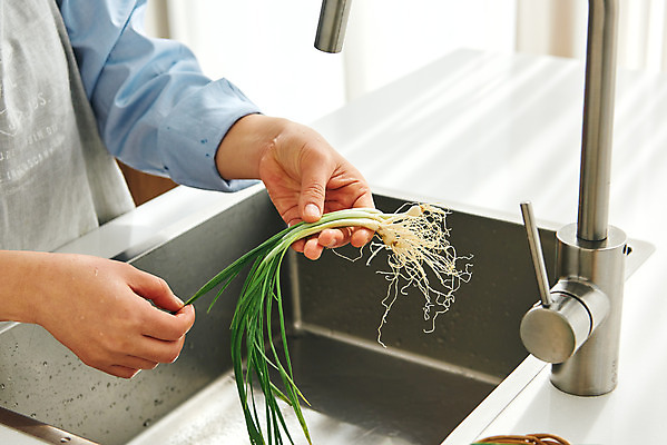 포토 JPG 손 여자 음식 40대 중년 식재료 재료 주방용품 실내 요리 한명 옆모습 신체부위 주방 앞치마 한국인 재료손질 싱크대 달래 봄나물 제철 중년여자한명만 제철음식 국내포토 1 뷰포인트 생활용품 채소 사람 동양인 성인 내부 개수대 나물 손질 여자한명만 중년여자만 파일형식