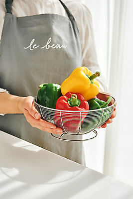 포토 JPG 손 여자 40대 중년 식재료 재료 피망 실내 요리 한명 들기 상반신 옆모습 주방 앞치마 한국인 중년여자한명만 국내포토 1 뷰포인트 채소 모션 사람 동양인 성인 내부 신체부위 여자한명만 중년여자만 파일형식