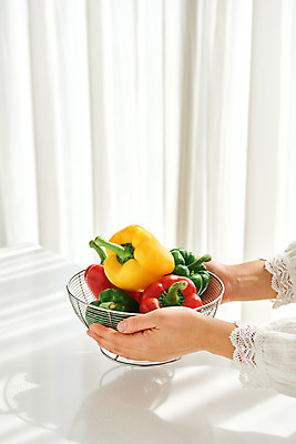 포토 JPG 손 여자 40대 중년 식재료 재료 피망 실내 요리 한명 들기 신체부위 주방 한국인 중년여자한명만 국내포토 1 채소 모션 사람 동양인 성인 내부 여자한명만 중년여자만 파일형식