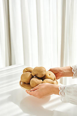 포토 JPG 손 여자 40대 중년 식재료 재료 감자 실내 요리 한명 들기 신체부위 주방 한국인 중년여자한명만 국내포토 1 채소 모션 사람 동양인 성인 내부 여자한명만 중년여자만 파일형식