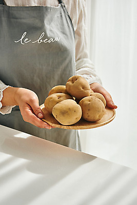 포토 JPG 손 여자 40대 중년 식재료 재료 감자 실내 요리 한명 들기 상반신 옆모습 주방 앞치마 한국인 중년여자한명만 국내포토 1 뷰포인트 채소 모션 사람 동양인 성인 내부 신체부위 여자한명만 중년여자만 파일형식