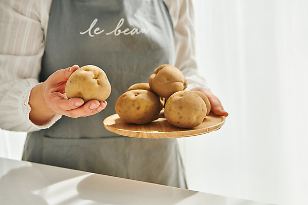 포토 JPG 손 여자 40대 중년 식재료 재료 감자 실내 요리 한명 들기 상반신 옆모습 주방 앞치마 한국인 중년여자한명만 국내포토 1 뷰포인트 채소 모션 사람 동양인 성인 내부 신체부위 여자한명만 중년여자만 파일형식